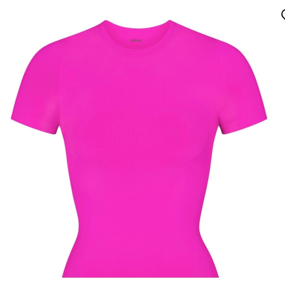 Skims NWT Sold out Fushchia from the “smoothing seamless” collection. Size L